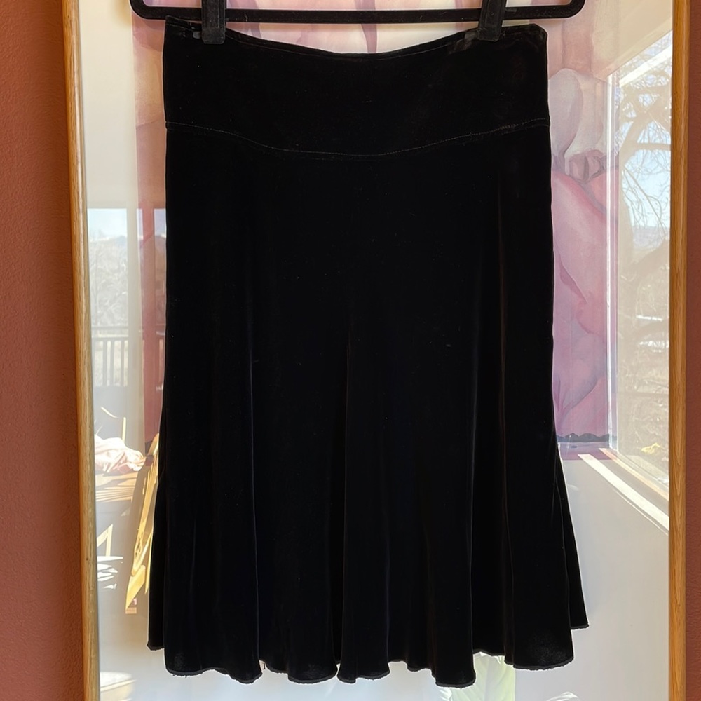 Ideology Black Velvet Side Zip Knee Length Skirt in Rayon/Silk Blend, Size 8